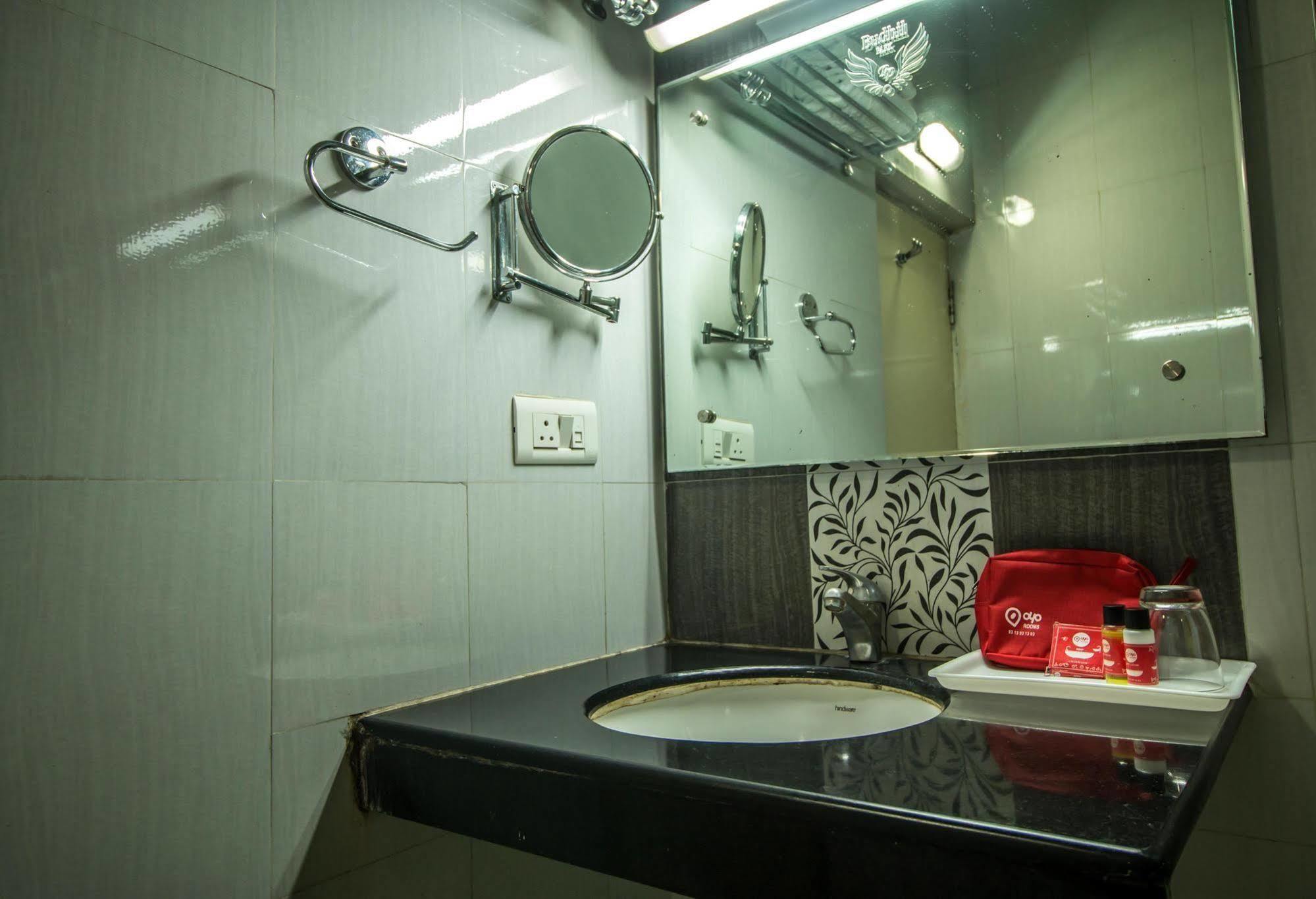 Hotel Budhil Park Вишакхапатнам Экстерьер фото