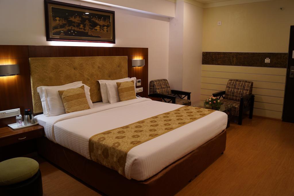 Hotel Budhil Park Вишакхапатнам Экстерьер фото