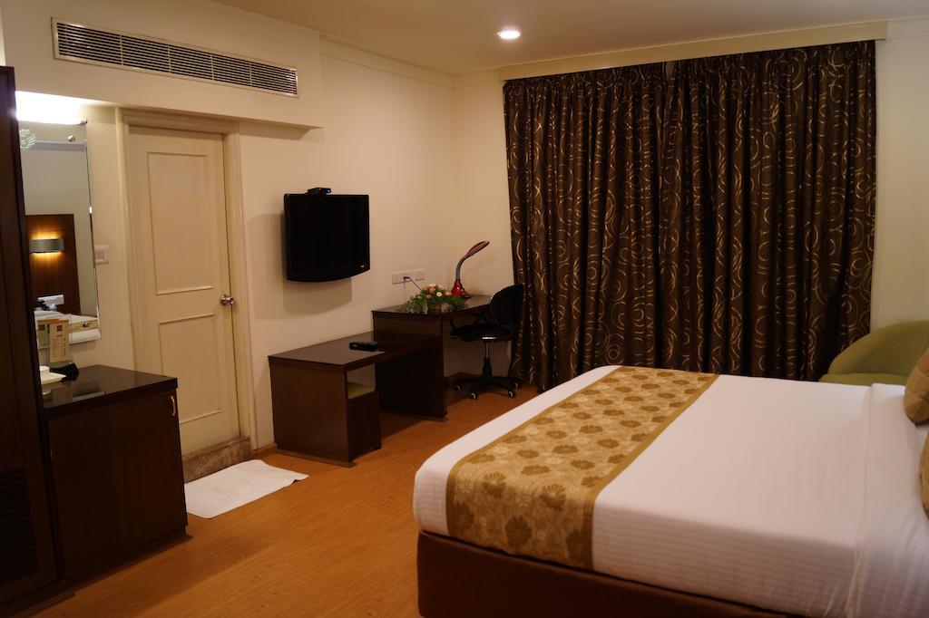 Hotel Budhil Park Вишакхапатнам Экстерьер фото