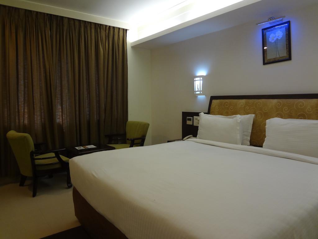 Hotel Budhil Park Вишакхапатнам Экстерьер фото