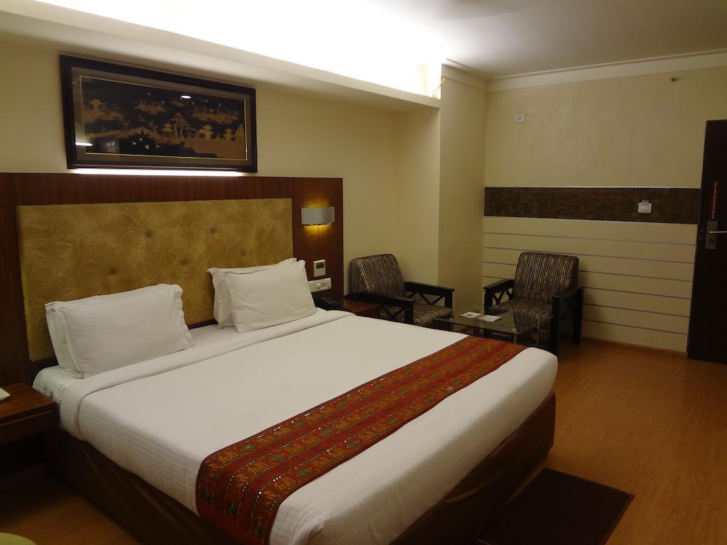 Hotel Budhil Park Вишакхапатнам Экстерьер фото
